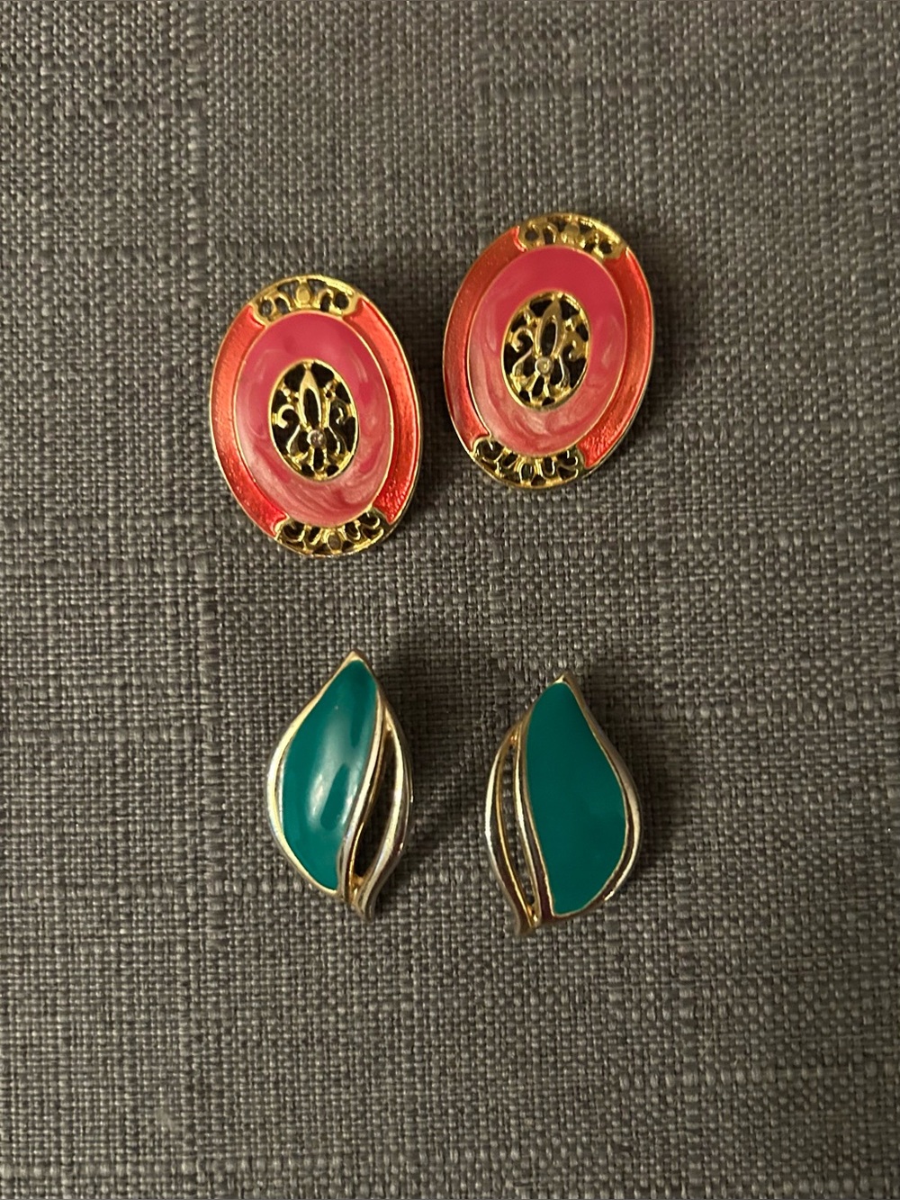 2 pair earrings Gold-Tone vibtage Enamel Oval Stud Earrings